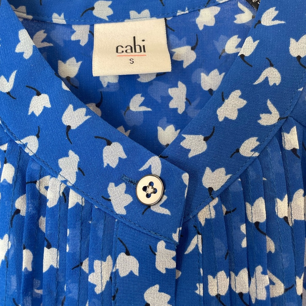 CAbi Blue and White Floral Top size S